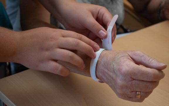 Abbildung eines Patientenarmbandes zur Identifaktion der Person
