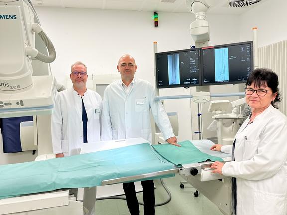 Beteiligte des anerkannten Gefäßzentrum: Chefarzt der Klinik für diagnostische und interventionelle Radiologie Dr. med. Erik Lopatta, Chefarzt der Klinik für Gefäßchirurgie Dr. med. Thomas Krönert und Fachärztin für Innere Medizin mit dem Schwerpunkt Angiologie Dr. med. Gabriele Heinel.