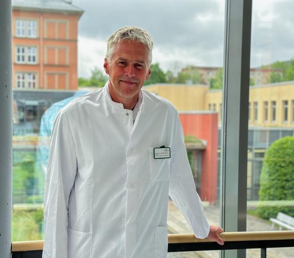 Chefarzt der Klinik für Orthopädie und Unfallchirurgie PD Dr. med. Marc Schult.